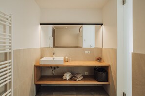 Shower, towels - Apartment 'Oberegghof Garten' with Mountain View and Wi-Fi (Riffian)