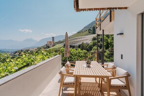 Outdoor dining - Holiday Apartment "Oberegghof Laugen" with Mountain View and Wi-Fi (Riffian)