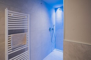 Shower, hair dryer, towels - Holiday Apartment "Oberegghof Laugen" with Mountain View and Wi-Fi (Riffian)