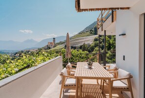 Outdoor dining - Holiday Apartment "Oberegghof Laugen" with Mountain View and Wi-Fi (Riffian)