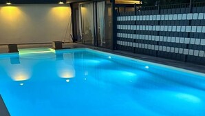Una piscina iluminada con luz azul.