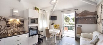 Apartment "Il Girasole" with Sea View, Wi-Fi, A/C, Balcony, Terrace and Garden