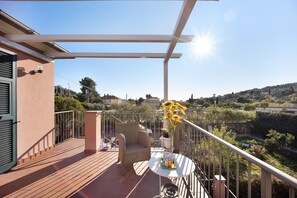 Property grounds - Apartment "Il Girasole" with Sea View, Wi-Fi, A/C, Balcony, Terrace and Garden (IMPERIA)