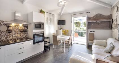 Apartment "Il Girasole" with Seaview, Wi-Fi, A/C, Balcony, Terrace & Garden
