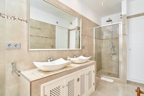 Baignoire, sèche-cheveux, serviettes fournies