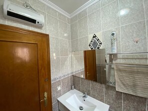 Banheira, secador de cabelo, toalhas de banho 