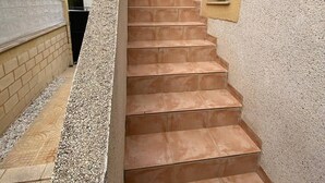 A staircase with beige steps leading up to a balcony. - Bungalow "Alberca La Nucia" with Mountain view, Terrace & Wi-Fi (polop)