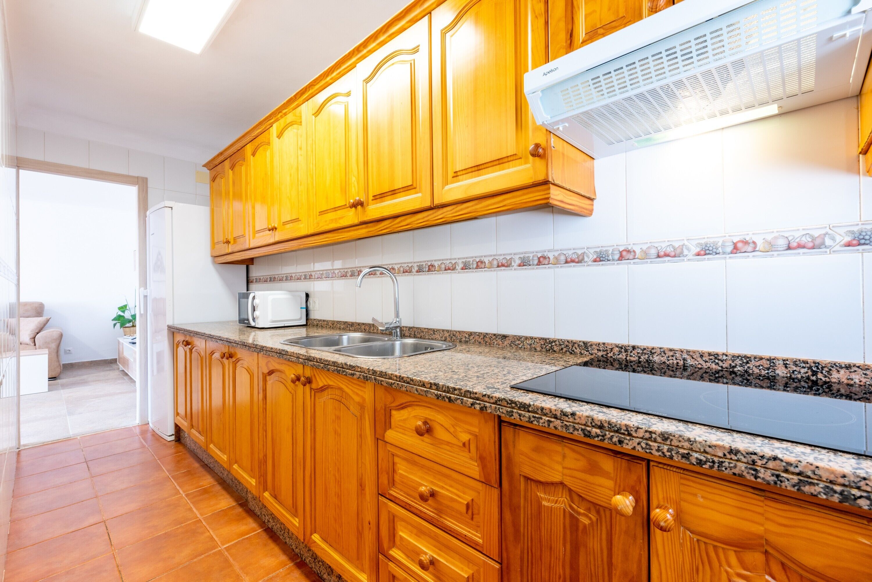 Refrigerador, microondas, parrilla de estufa y cafetera y tetera 