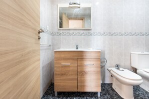 Badewanne, Haartrockner, Handtücher