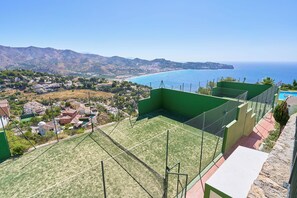Sports court - Holiday Home "Stunning sea views pool garden" with Sea View, Pool & Wi-Fi (La Herradura)