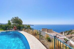 Pool - Holiday Home "Stunning sea views pool garden" with Sea View, Pool & Wi-Fi (La Herradura)