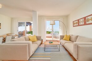 Living area - Holiday home with stunning sea views, private garden, shared pool & Wi-Fi (La Herradura)