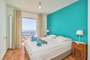 4 bedrooms, iron/ironing board, free WiFi, bed sheets - Holiday home with stunning sea views, private garden, shared pool & Wi-Fi (La Herradura)