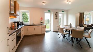 Een koelkast, een microgolfoven, een oven, een vaatwasser