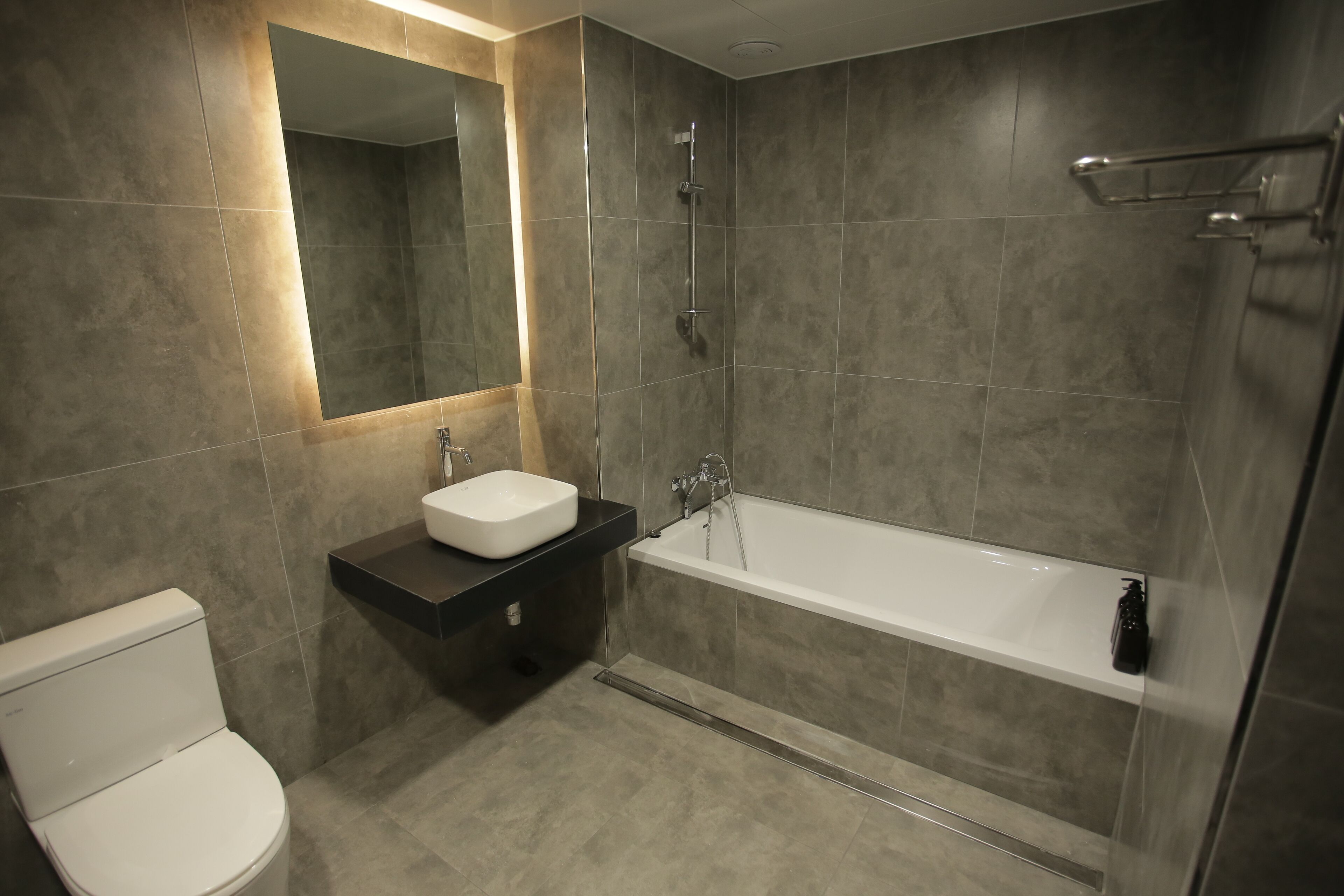 Sèche-cheveux, peignoirs, serviettes fournies, savon