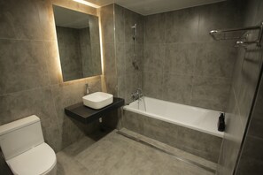 Een haardroger, badjassen, handdoeken, zeep