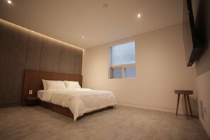 Premium bedding, desk, free WiFi, bed sheets - Hotel Seven Step (Siheung)