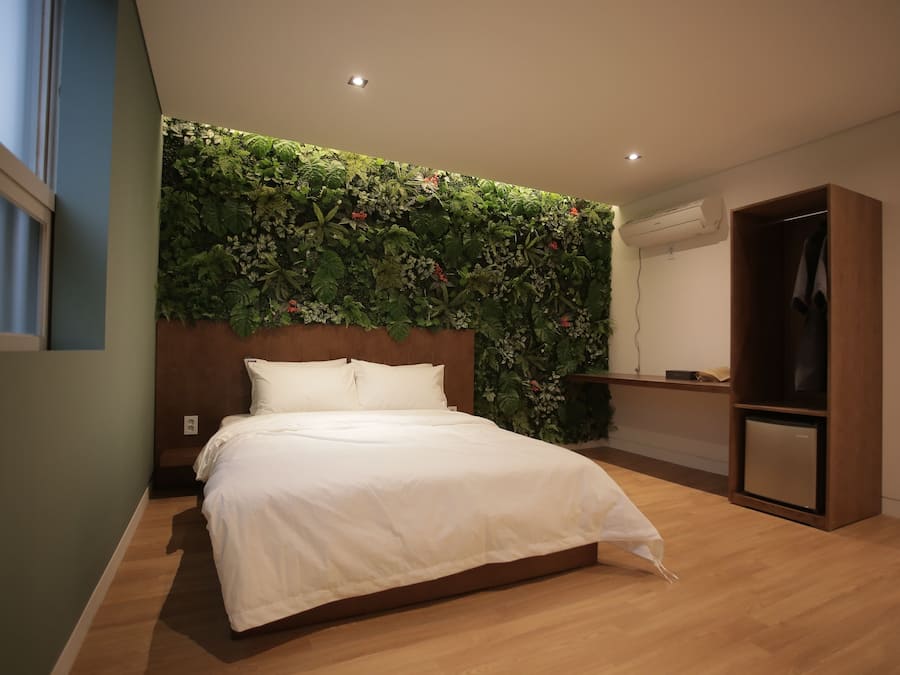 Quarto com design assinado, 1 cama de casal, para não fumantes, vista para a cidade | Banheiro | Secador de cabelo, roupões de banho, toalhas de banho, sabonete