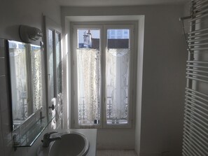 Baignoire, sèche-cheveux, savon, papier toilette