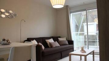 Fernseher, DVD-Player, BĂŒcher, Stereoanlage