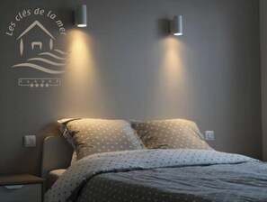 2 chambres, bureau, fer et planche à repasser, lit parapluie