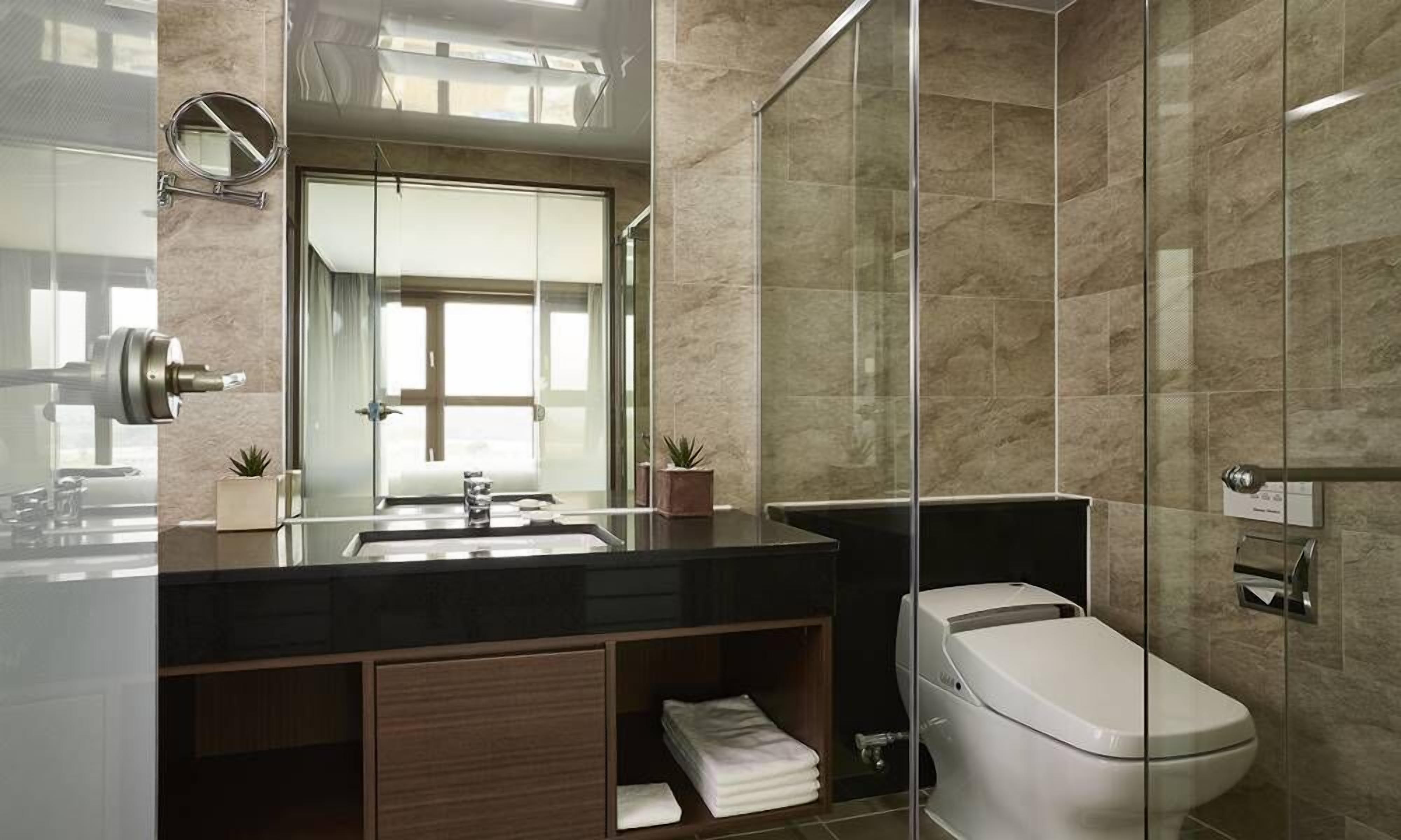 Junior Suite | Bathroom | Free toiletries, hair dryer, slippers, towels