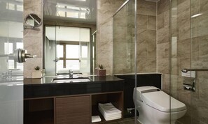 Suite junior | Baño | Amenidades de baño gratuitas, secadora de cabello, pantuflas, toallas