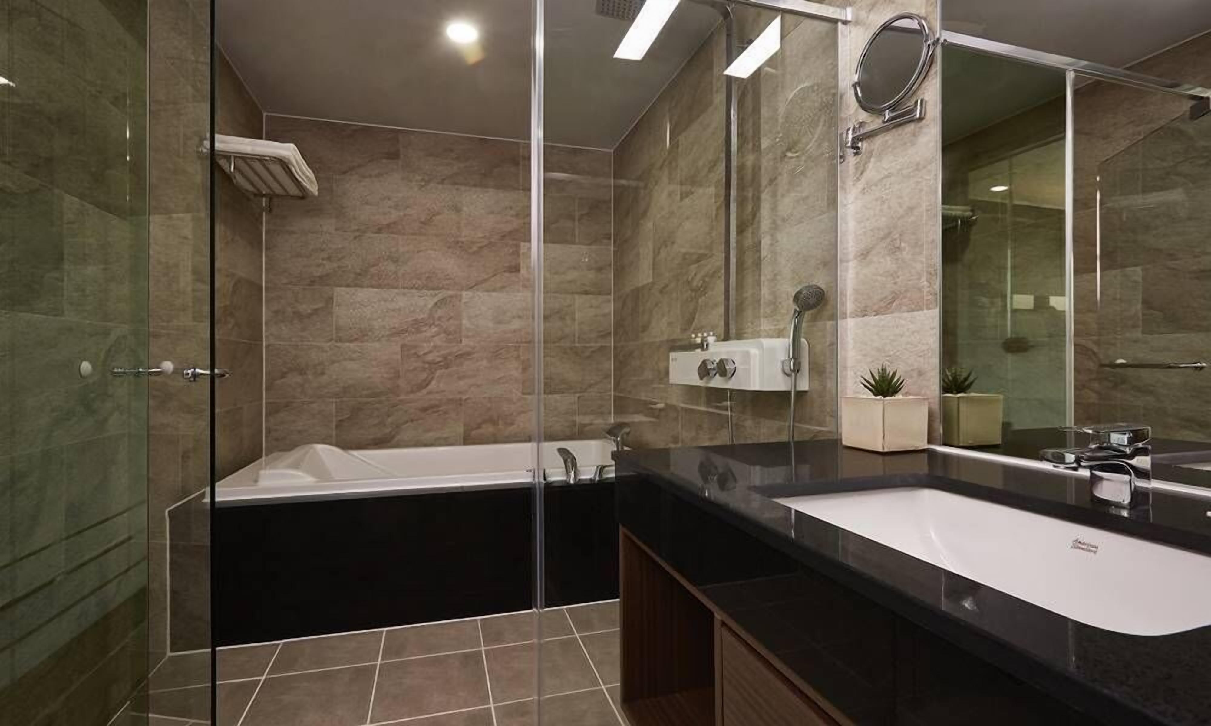 Suite Junior | Salle de bain | Articles de toilette (gratuits), séchoir à cheveux, pantoufles