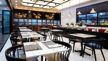 Daily buffet breakfast (KRW 11000 per person)