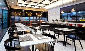 Desayuno buffet diario (KRW 11000 por persona)