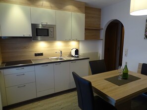 ثلاجة، ميكروويف، موقد طهي مسطح، غسالة أطباق