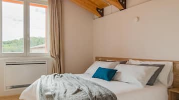 2 bedrooms, travel crib, WiFi, bed sheets