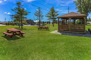 Outdoor dining - Quality Inn & Suites Plattsburgh (Plattsburgh)