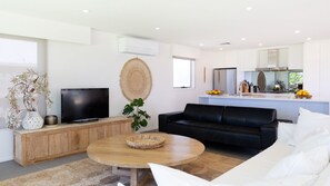 TV - Eight Mitchell in Mollymook (Mollymook Beach)