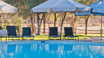 2 outdoor pools, pool loungers
