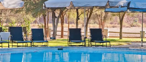 2 piscines extérieures, chaises longues