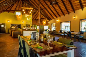 Se sirven desayunos, almuerzos y cenas; con vista a la piscina