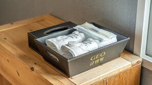 A black box with the text "GEO" and "서울" on it, placed on a wooden surface. - Pocheon Kidsglampinggeo (Pocheon)