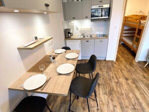 Køleskab, mikrobølgeovn, kogeplade, opvaskemaskine