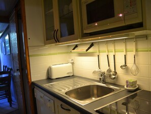 Kylskåp, mikrovågsugn, diskmaskin och kaffe- och tebryggare