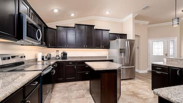 雪櫃、微波爐、焗爐、爐具