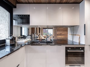 Fridge, microwave, oven, stovetop - Charming 3-BR Apartment in Megève, Near Center, Ski, and Sports Complex (Megève)