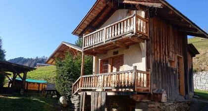 Gemütliches Savoyer Mazot im Herzen von Hauteluce, ideal für Paare, in der Nähe von Skiliften und Geschäften