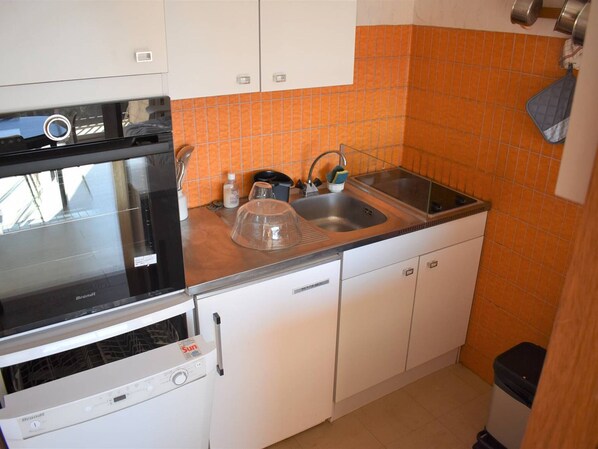 Mikrovågsugn, ugn, spishäll och diskmaskin