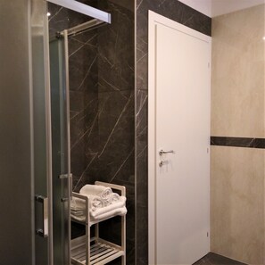 Apartment | Badezimmer | Dusche, Regendusche, kostenlose Toilettenartikel, Haartrockner