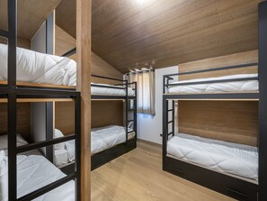 5 bedrooms, free WiFi, bed sheets