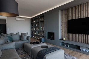 Smart TV, chimenea y oficina 