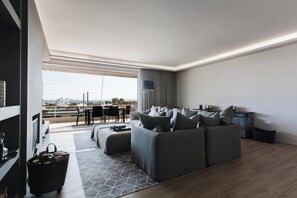 Smart TV, chimenea y oficina