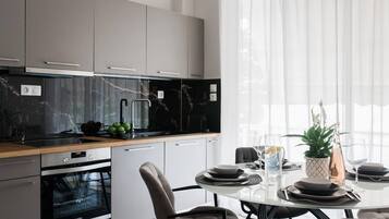 Frigorifero, forno, piano cottura, lavastoviglie