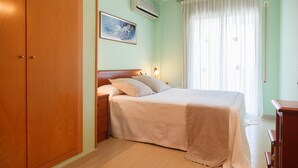 Un dormitorio con cama, mesita de noche y armario.